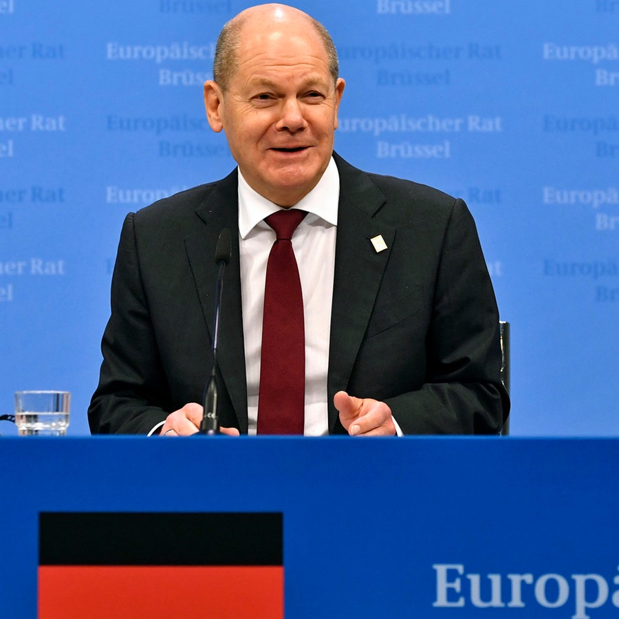 Bundeskanzler Olaf Scholz (SPD) trifft zu dem EU-Gipfel im Gebäude des Europäischen Rates ein. © AP Foto: Geert Vanden Wijngaert
