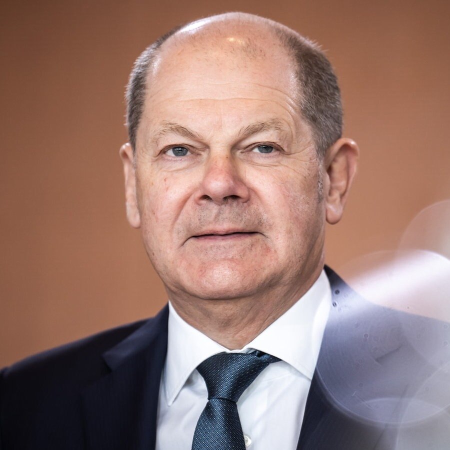 Bundeskanzler Olaf Scholz (SPD) wartet auf den Beginn der Sitzung des Bundeskabinetts im Kanzleramt. © picture alliance/dpa | Michael Kappeler Foto: Michael Kappeler