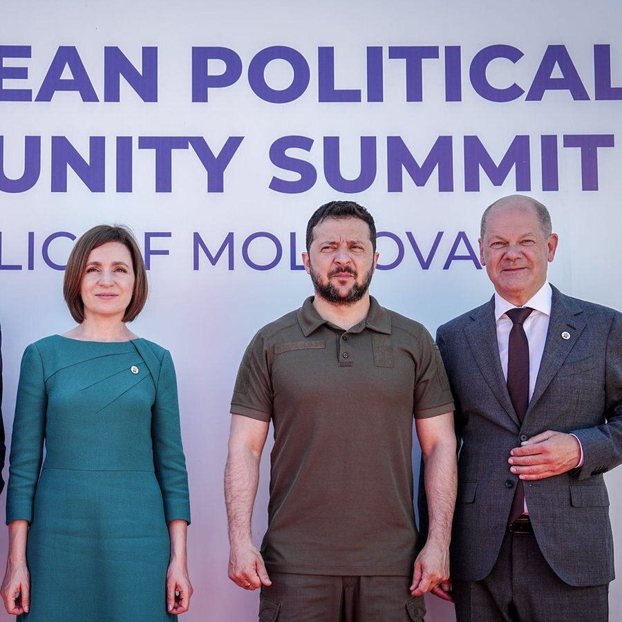 Emmanuel Macron (l-r), Präsident von Frankreich, Maia Sandu, Präsidentin der Republik Moldau, Wolodymyr Selenskyj, Präsident der Ukraine, und Bundeskanzler Olaf Scholz (SPD) nehmen am Gipfeltreffen der Europäischen Politischen Gemeinschaft (EPG) in Moldau teil. © picture alliance Foto: Kay Nietfeld
