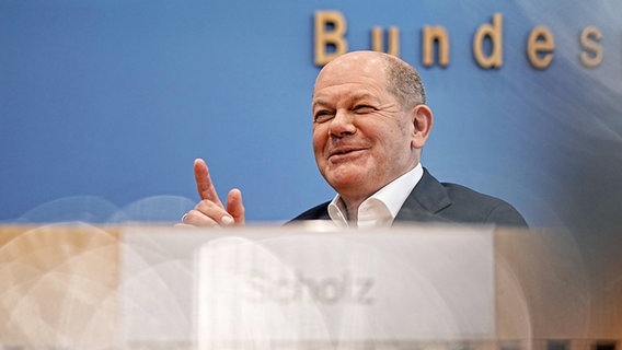 Bundeskanzler Olaf Scholz spricht auf der Sommer-Pressekonferenz im Haus der Bundespressekonferenz. © dpa Foto: Michael Kappeler