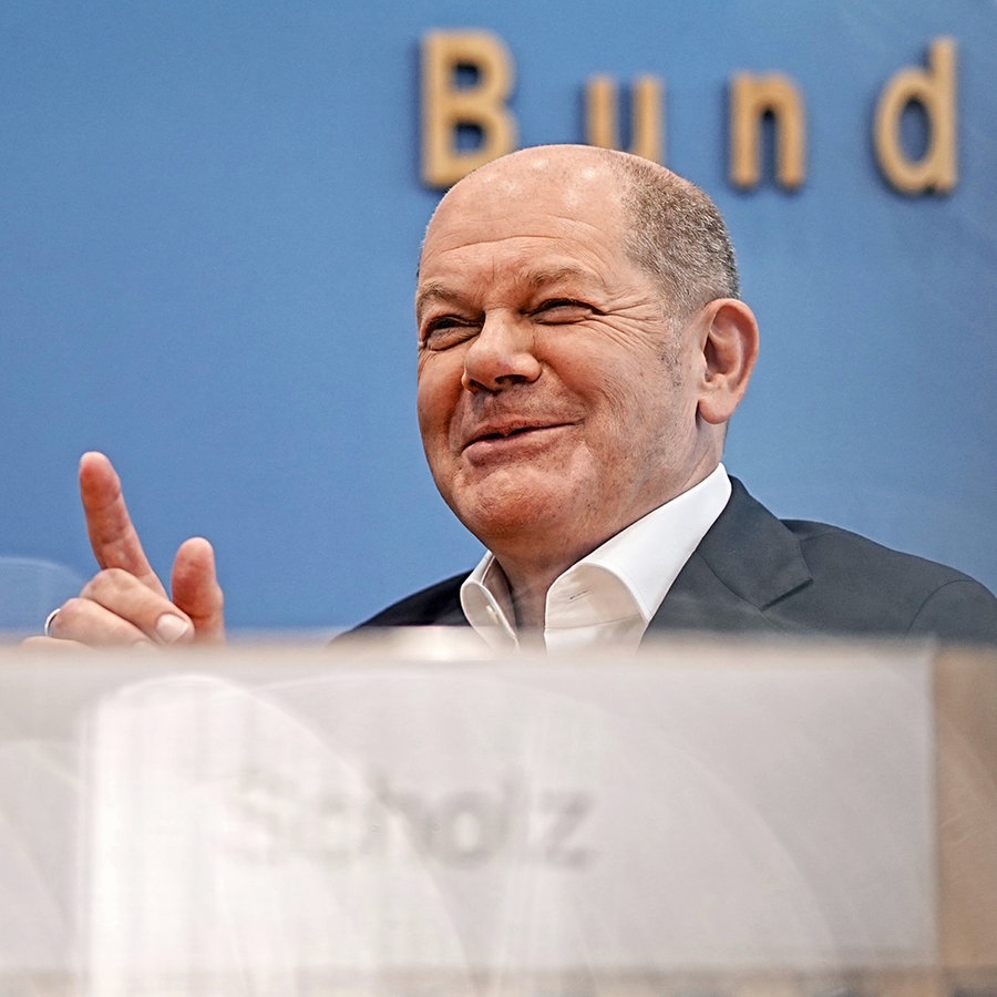 Bundeskanzler Olaf Scholz spricht auf der Sommer-Pressekonferenz im Haus der Bundespressekonferenz. © dpa Foto: Michael Kappeler