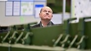 Bundeskanzler Olaf Scholz (SPD), besichtigt eine Produktionshalle mit Panzerfahrzeugen des Rüstungskonzerns Rheinmetall. © dpa Foto: Philipp Schulze
