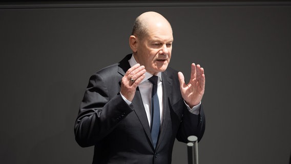 Bundeskanzler Olaf Scholz (SPD), gibt im Bundestag eine Regierungserklärung zum Europäischen Rat ab. © dpa Foto:  Jonathan Penschek