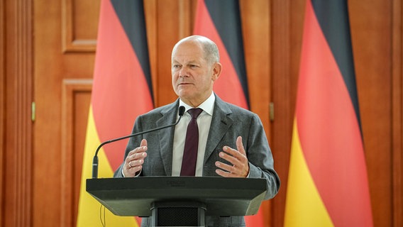 Bundeskanzler Olaf Scholz (SPD) gibt bei seinem Besuch der Republik Moldau eine Pressekonferenz. © dpa Foto: Kay Nietfeld