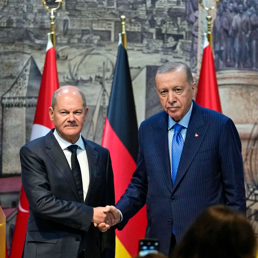 Bundeskanzler Olaf Scholz (links) und der Präsident der Türkei, Recep Tayyip Erdogan (rechts), geben sich nach einer Pressekonferenz in Istanbul die Hand. © AP/dpa Foto: Khalil Hamra