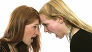 Zwei schreiende Frauen © picture alliance | CHROMORANGE / Bilderbox 