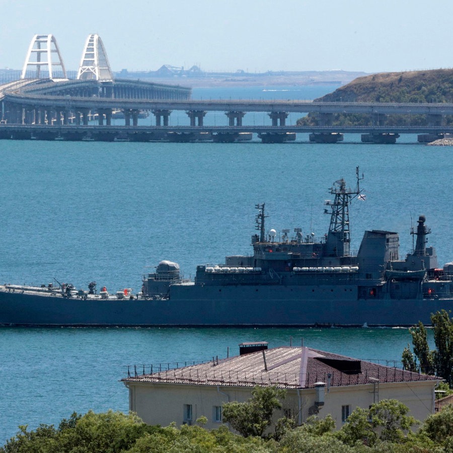 Blick auf ein großes Landungsschiff des russischen Militärs und die Krim-Brücke, die das russische Festland und die Halbinsel Krim über die Straße von Kertsch verbindet. © AP/dpa 