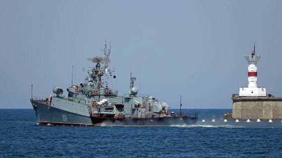 Das russische Kriegsschiff "Suzdalets" der russischen Schwarzmeerflotte fährt vor der Hafenstadt Sewastopol. © dpa Foto: Ulf Mauder