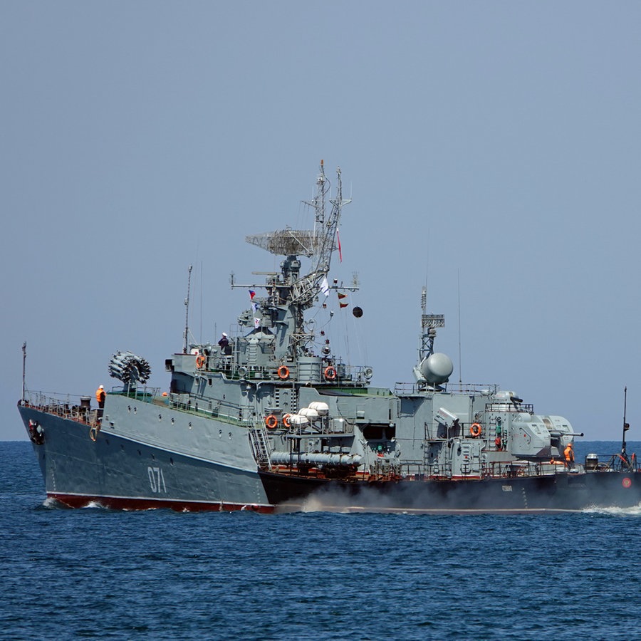 Das russische Kriegsschiff "Suzdalets" der russischen Schwarzmeerflotte fährt vor der Hafenstadt Sewastopol. © dpa Foto: Ulf Mauder