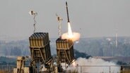Das Iron-Dome-Raketenabwehrsystem feuert eine Abfangrakete ab, nachdem Raketen aus dem Gazastreifen auf Sderot in Israel abgefeuert werden (Archivbild). © dpa Foto: Ilia Yefimovich