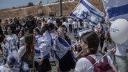 Israelische rechtsgerichtete Siedler marschieren am israelischen Unabhängigkeitstag in Sderot in Israel zusammen und fordern die Übernahme des Gazastreifens. © dpa Foto: Ilia Yefimovich