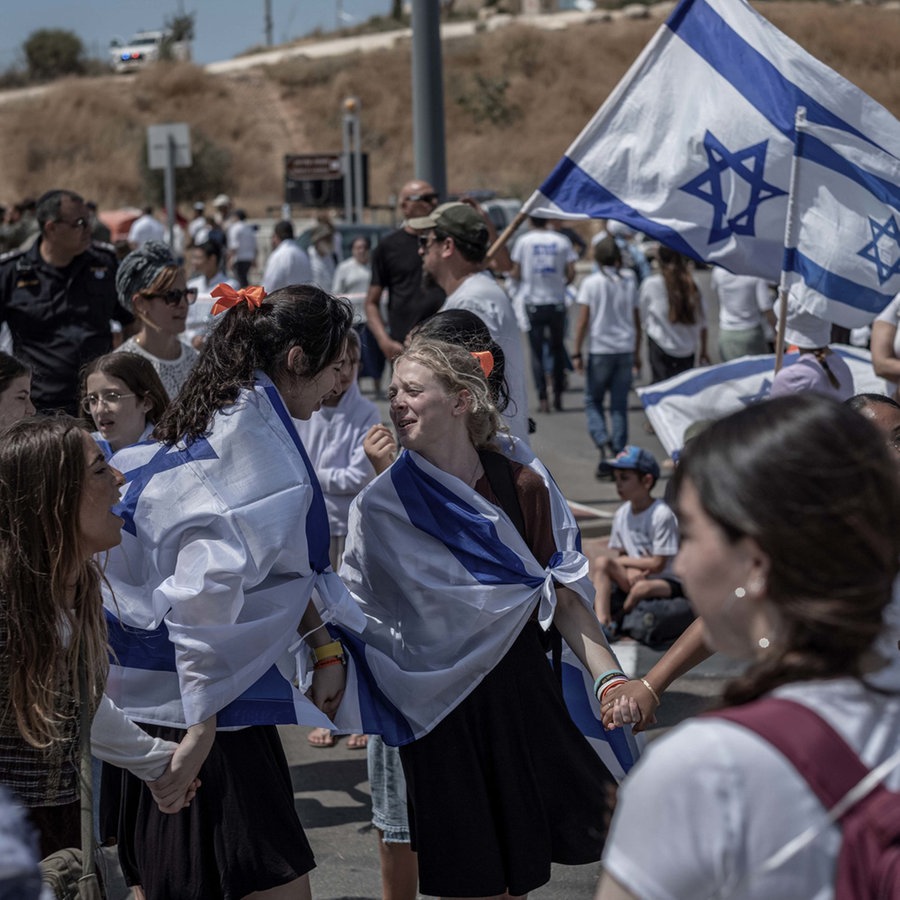 Israelische rechtsgerichtete Siedler marschieren am israelischen Unabhängigkeitstag in Sderot in Israel zusammen und fordern die Übernahme des Gazastreifens. © dpa Foto: Ilia Yefimovich