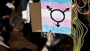 Das Transgender-Symbol auf einem Banner während eine Demonstration in Krakau, Polen. © picture alliance Foto: Beata Zawrzel