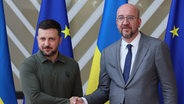 Der ukrainische Präsident Wolodymyr Selenskij mit dem Präsidenten des Europäischen Rates, Charles Michel. © picture alliance / Anadolu | Ukrainian Presidency 