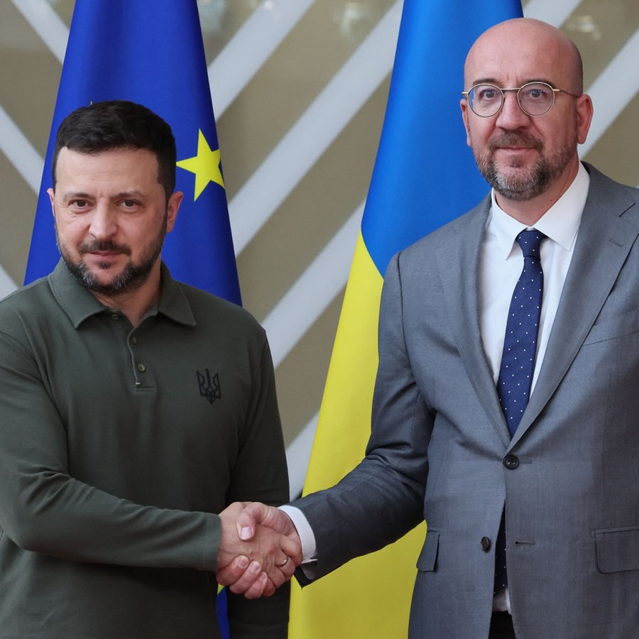 Der ukrainische Präsident Wolodymyr Selenskij mit dem Präsidenten des Europäischen Rates, Charles Michel. © picture alliance / Anadolu | Ukrainian Presidency 
