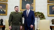 Der Präsident der USA, Joe Biden (rechts), und der Präsident der Ukraine, Wolodymyr Selenskyj (links), stehen während ihres Treffens im Oval Office des Weißen Hauses in Washington. © AP/dpa Foto: Patrick Semansky