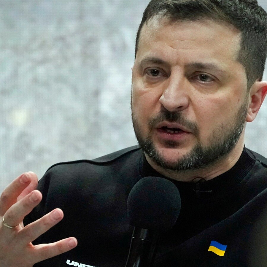 Der Präsident der Ukraine, Wolodymyr Selenskyj, spricht während seiner Pressekonferenz anlässlich des einjährigen Jahrestages des Agriffkrieges gegen die Ukraine. © AP/dpa Foto: Efrem Lukatsky