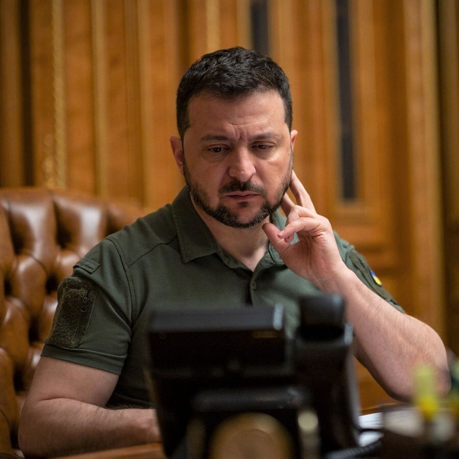 Der ukrainische Präsident Wolodymyr Selenskyj während eines Telefongesprächs mit dem chinesischen Staatspräsidenten Xi Jinping am Mittwoch, den 26. Arpil 2023. © picture alliance / Newscom | UKRAINIAN PRESIDENTIAL PRESS OFF Foto:  UKRAINIAN PRESIDENTIAL PRESS OFF