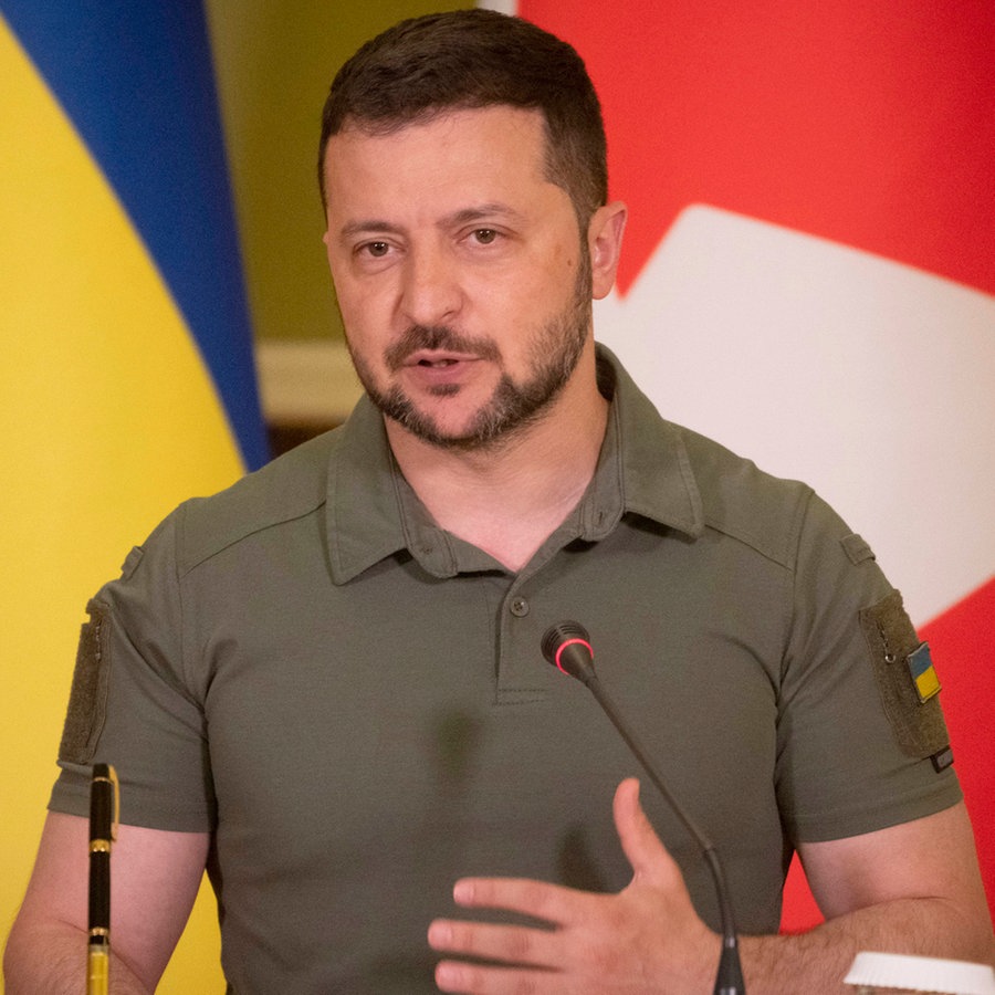 Der Präsident der Ukraine, Wolodymyr Selenskyj, spricht während einer gemeinsamen Pressekonferenz in Kiew mit dem kanadischen Premierminister Justin Trudeau. © AP/dpa Foto: Efrem Lukatsky