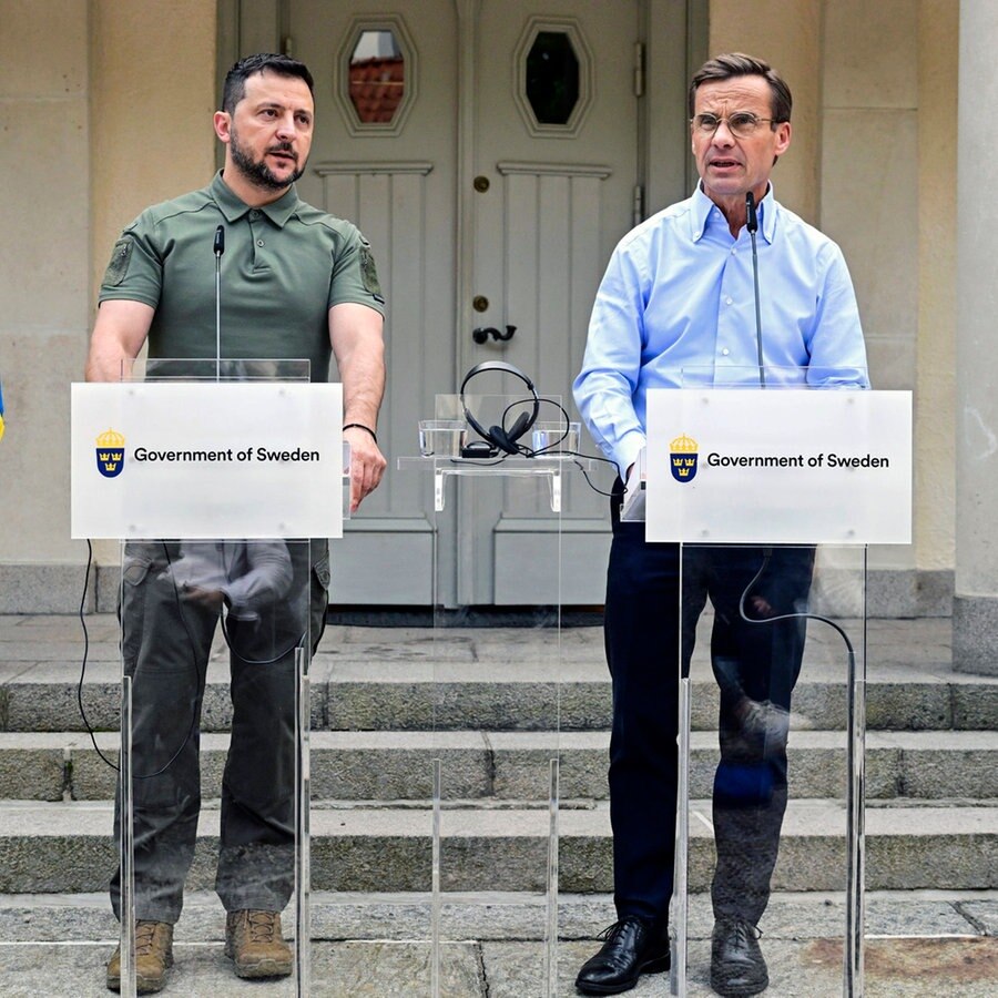 Der Ministerpräsident von Schweden, Ulf Kristersson (rechts), und der Präsident der Ukraine, Wolodymyr Selenskyj (links), sprechen zu Journalisten in der Residenz des Ministerpräsidenten in Harpsund (Schweden). © TT News Agency/AP/dpa Foto: Jonas Ekströmer