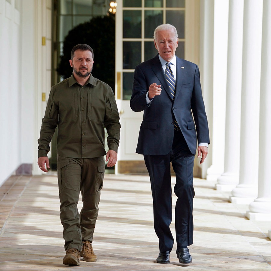 US-Präsident Joe Biden und der ukrainische Präsident Wolodymyr Selenskyj gehen nebeneinander im Weißen Haus in Washington (USA). © Pool Reuters/AP/dpa Foto: Kevin Lamarque