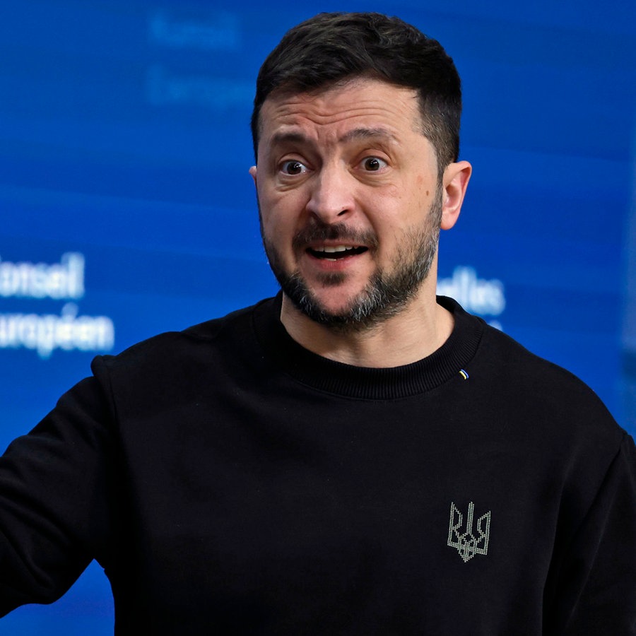 Der ukrainische Präsident Wolodymyr Selenskyj spricht während einer Pressekonferenz bei einem EU-Gipfel in Brüssel. © AP/dpa Foto: Omar Havana