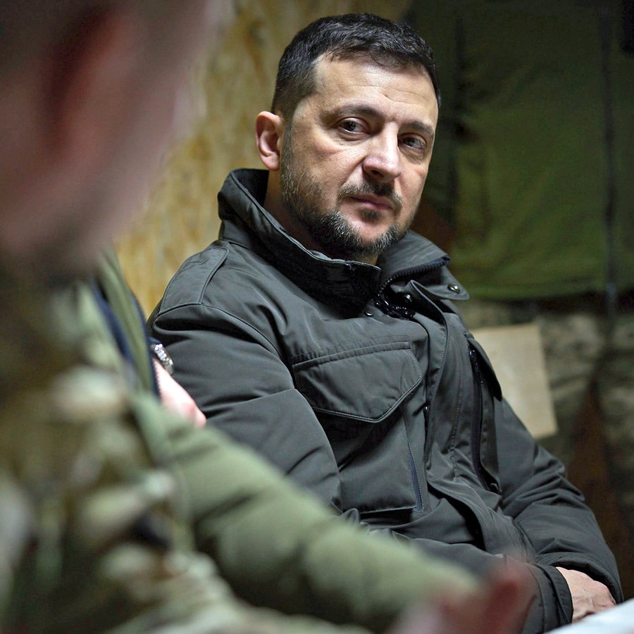 Der ukrainische Präsident Wolodymyr Selenskyj (rechts) hört während einer Besprechung mit der 27. Raketenartilleriebrigade zu, die an der Front in der Oblast Saporischschja kämpft. © Zuma Press/dpa Foto: Ukrainisches Präsidialamt