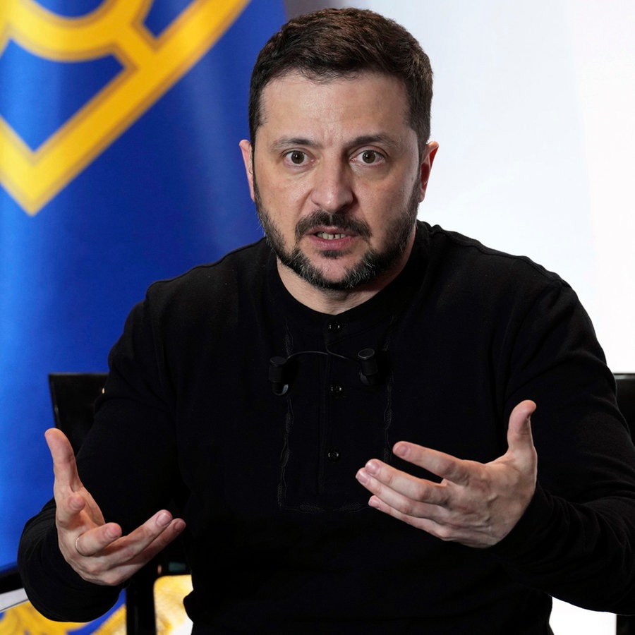 Der Präsident der Ukraine, Wolodymyr Selenskyj, spricht während einer Pressekonferenz nach dem Gipfel der sogenannten "Koalition der Willigen". © AP/dpa Foto: Aurelien Morissard