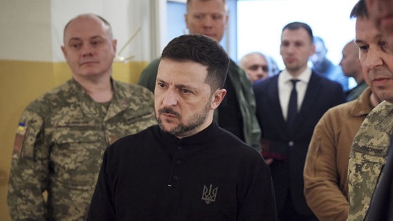 Der ukrainische Präsident Wolodymyr Selenskyj besucht ein Militärkrankenhaus in Odessa. © picture alliance / ZUMAPRESS.com | Ukraine Presidency 