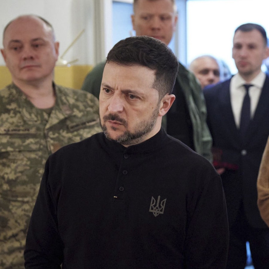 Der ukrainische Präsident Wolodymyr Selenskyj besucht ein Militärkrankenhaus in Odessa. © picture alliance / ZUMAPRESS.com | Ukraine Presidency 