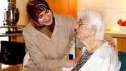 Muslimische Altenpflegerin umsorgt Seniorin. © picture alliance/Petra Steuer Foto: Petra Steuer