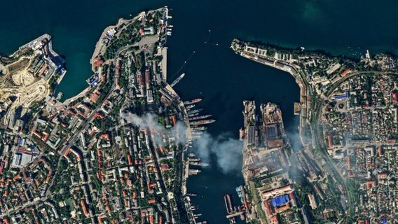 Auf einem Satellitenfoto ist zu sehen, wie Rauch aus dem Hauptquartier der russischen Schwarzmeerflotte in Sewastopol auf der Krim aufsteigt, nachdem es bei einem Raketenangriff des ukrainischen Militärs getroffen wurde. © Uncredited/Planet Labs PBC/AP/dpa 