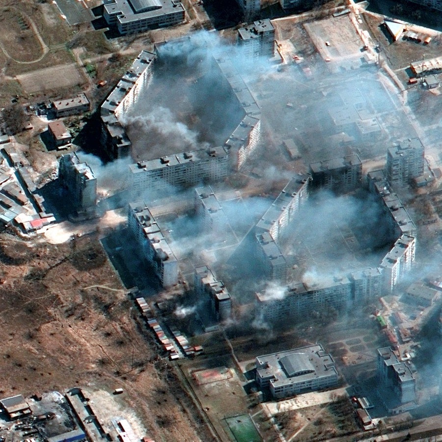 Ein Satellitenfoto zeigt von Bomben zerstörte Häuser im Nordosten von Mariupol © picture alliance / ASSOCIATED PRESS Foto:  Uncredited