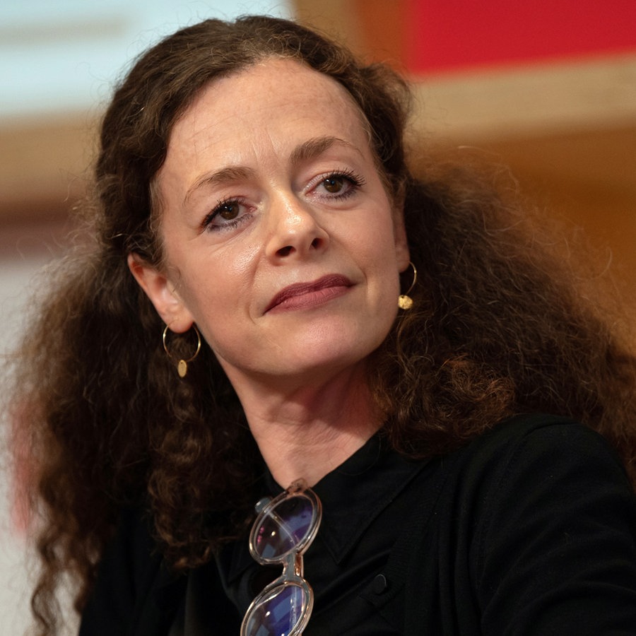 Die Schriftstellerin Shelly Kupferberg sitzt während einer Veranstaltung zu "70 Jahre Diogenes" im Rahmen der Frankfurter Buchmesse auf ihrem Platz. © dpa Foto: Sebastian Gollnow