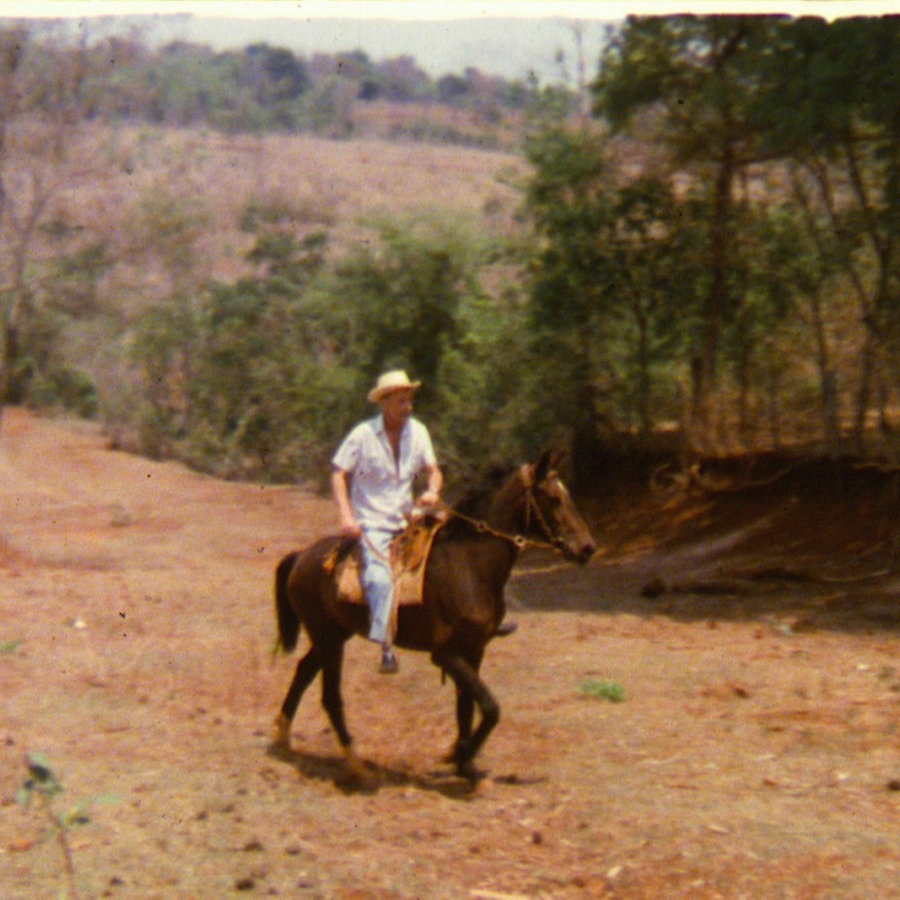 Shlomo Szmajzner reitet auf einem Pferd. © Lily van den Bergh 