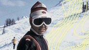 Ein Skifahrer posiert auf einer Piste im Skigebiet Obertauern in Österreich für ein Foto. Im Hintergrund die Piste. © picture alliance Foto: Jürgen Wagner
