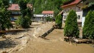 Hochwasser fließt durch ein slowenisches Wohnviertel. Angesichts der verheerenden Überschwemmungen und Erdrutsche der letzten drei Tage hat Slowenien die EU und die Nato um technische Hilfsgüter zur Beseitigung der Schäden gebeten. © picture alliance/dpa/AP | 