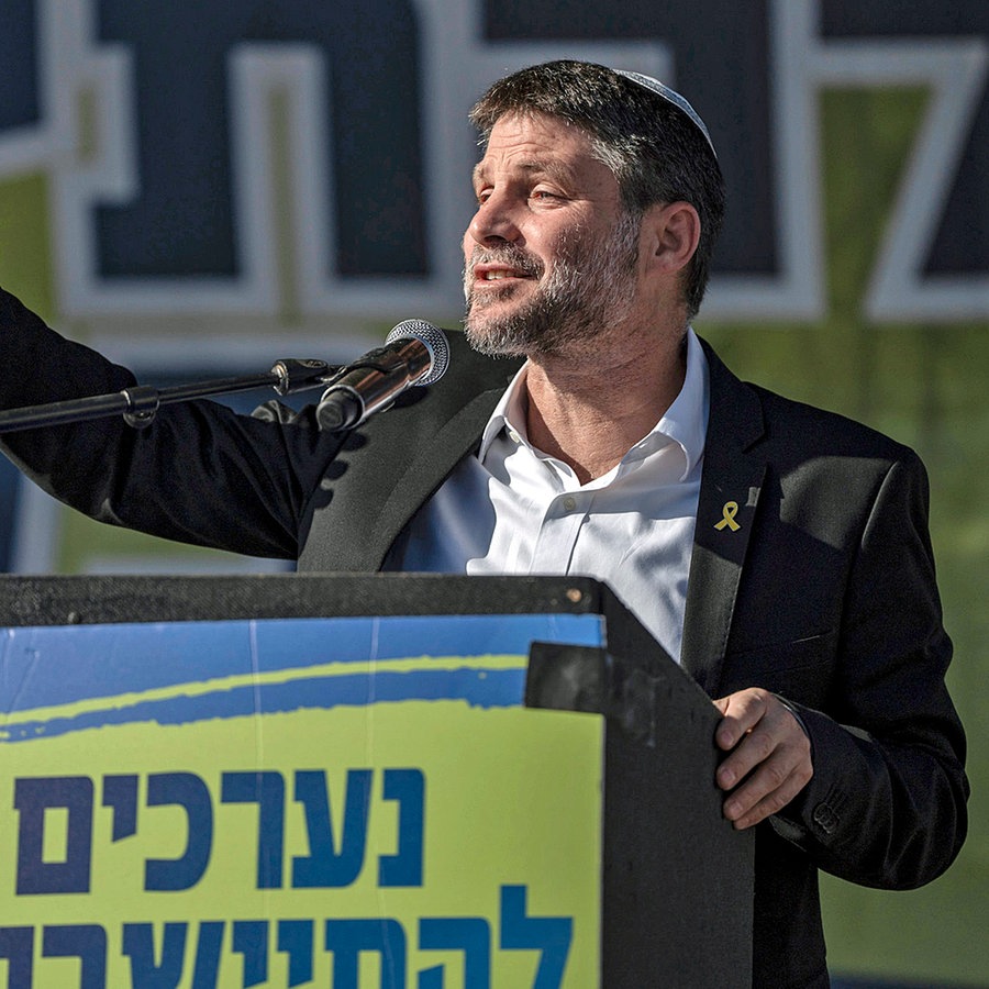 Der israelische Finanzminister Bezalel Smotrich hält eine Rede während einer Veranstaltung in der Nähe des Gazastreifens (Israel). © dpa Foto: Ilia Yefimovich