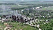 Eine Luftaufnahme zeigt das von russischen Truppen eingenommene Dorf Ocheretyne in der Region Donezk im Osten der Ukraine. © Uncredited/Kherson/Green/dpa 