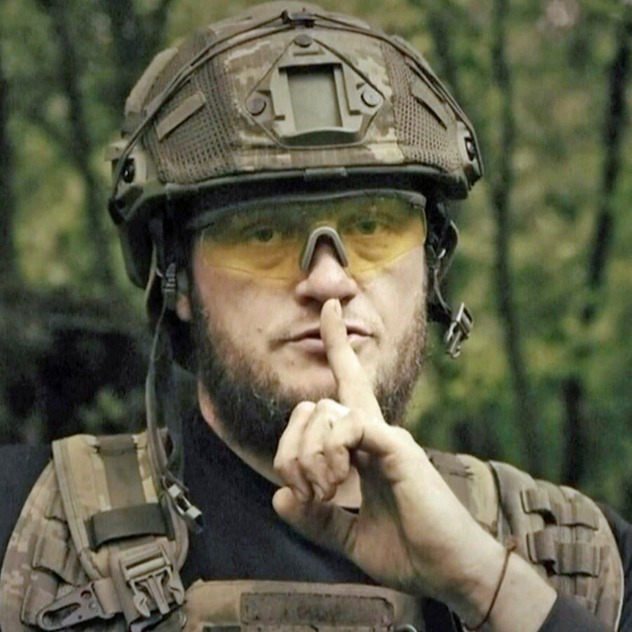 Dieses vom ukrainischen Verteidigungsministerium zur Verfügung gestellte Bild zeigt einen ukrainischen Soldaten an einem ungenannten Ort, der einen Finger vor seinen Mund hält. © Uncredited/Ukrainian Defense Ministry/AP/dpa 