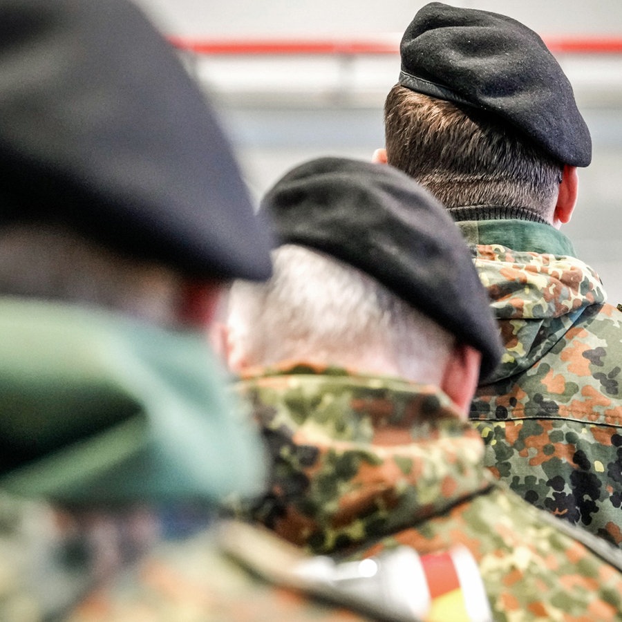 Soldaten der Deutschen Bundeswehr mit Feldmützen und in Soldatenuniform stehen hintereinander. © Flashpic Foto: Jens Krick