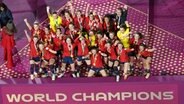 Spaniens Spielerinnen feiern mit dem WM-Pokal nach dem Sieg gegen England im Stadion in Sydney (Australien). © dpa Foto: Bai Xuefei/XinHua
