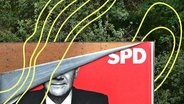 Ein SPD-Plakat mit einer Abbildung von Olaf Scholz. Das Plakat ist kaputt. © picture alliance Foto: Daniel Kubirski