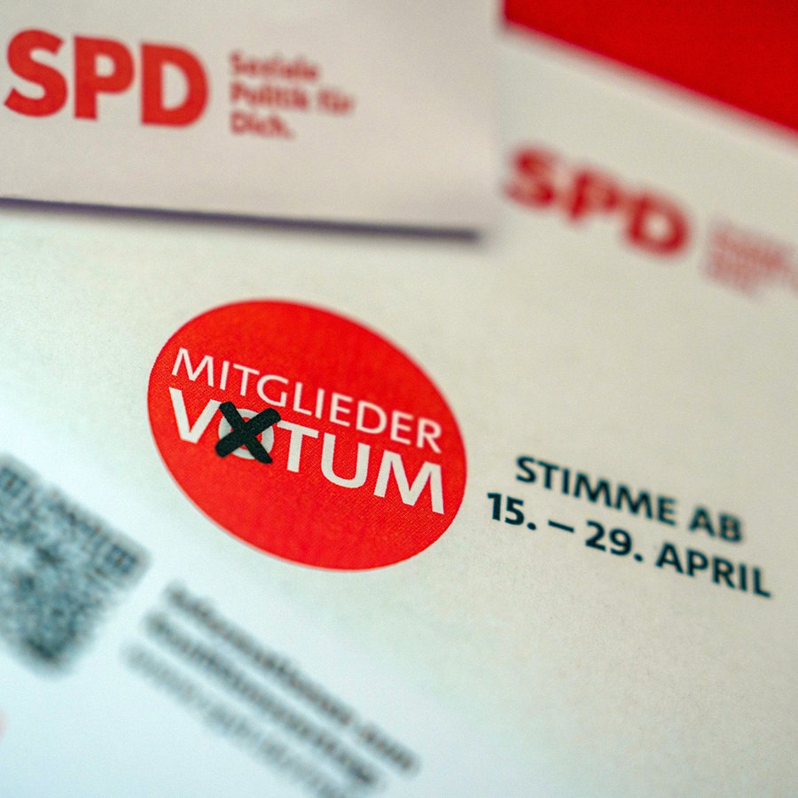 Ein Musterbrief in der SPD-Zentrale zeigt die Unterlagen, die SPD Mitgliedern zum Mitgliedervotum zum Koalitionsvertrag zugeschickt bekommen. © dpa Foto: Michael Kappeler