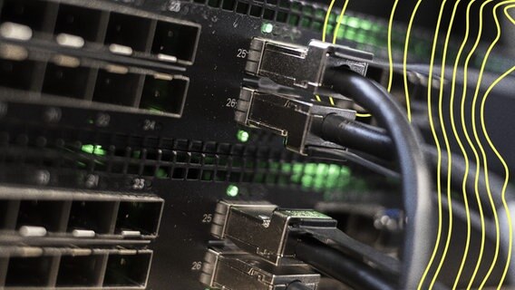 Daten- und Netzwerkkabel sind an einem Internetserver angeschlossen. © Imago Images/Seeliger Foto: Seeliger
