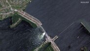 Dieses von Maxar Technologies über
AP zur Verfügung gestellte Satellitenbild zeigt den
zerstörten Kachowka-Staudamm © picture alliance 