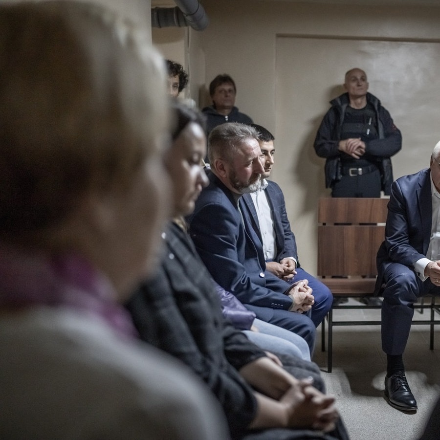 Bundespräsident Frank-Walter
Steinmeier wartet nach einem Luftalarm im
Luftschutzbunker im Norden der Ukraine. © picture alliance Foto: Michael Kappeler