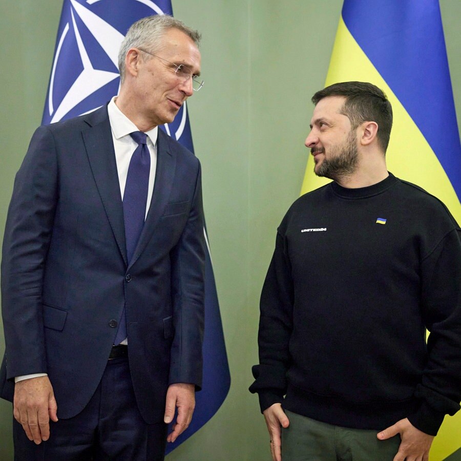 Der Nato-Generalsekretär, Jens Stoltenberg (links), und der Präsident der Ukraine, Wolodymyr Selenskyj, sprechen während ihres Treffens in Kiew (Ukraine). © Uncredited/Ukrainian Presidential Press Office/AP/dpa 