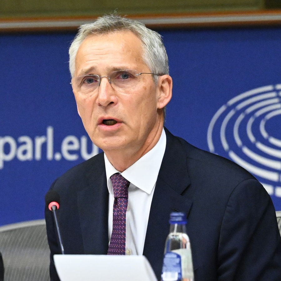 Jens Stoltenberg (M.), Generalsekretär der NATO, spricht in Brüssel. © picture alliance / AA Foto: Dursun Aydemir