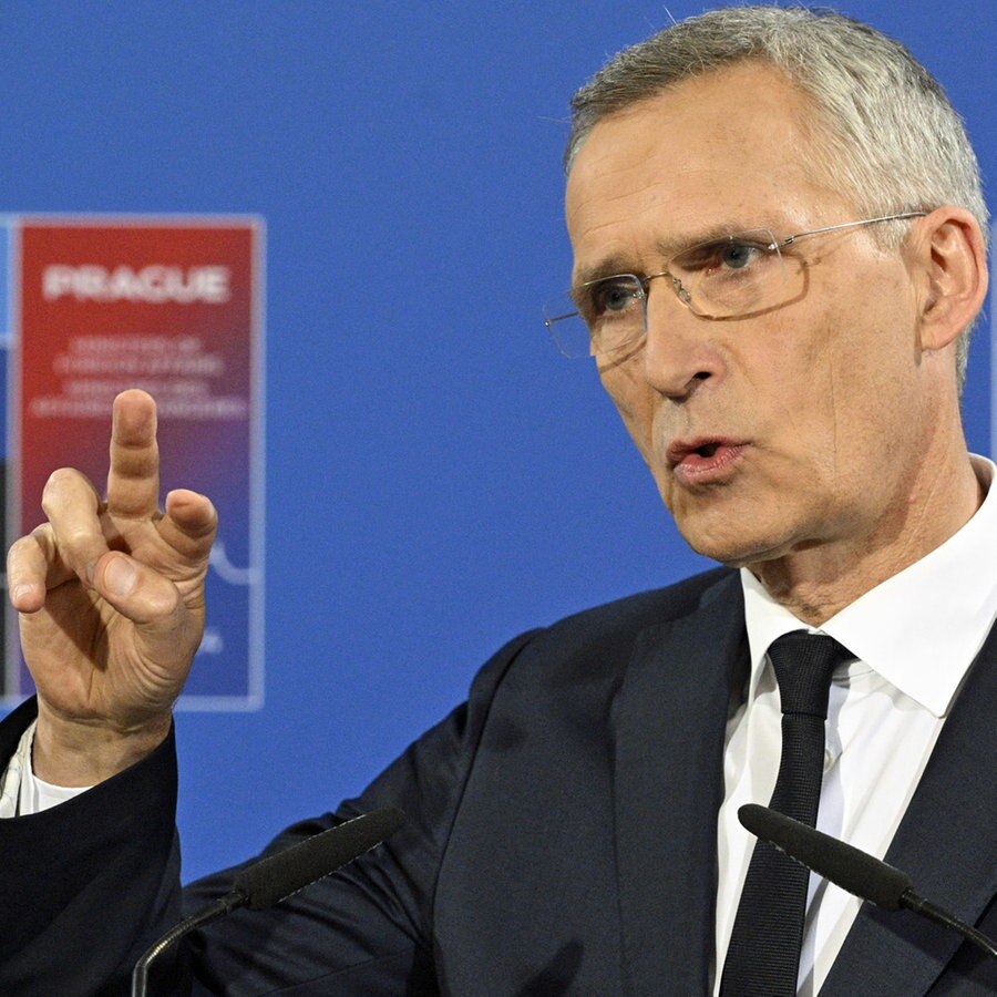 NATO-Generalsekretär Jens Stoltenberg spricht nach dem Treffen der Außen- und Verteidigungsminister der Mitgliedsstaaten in Prag vor der Presse. © CTK Foto: Michal Kamaryt